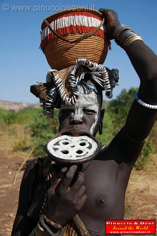 Ethiopia - Tribu etnia Mursi - 21 - Donna con piattello labiale.jpg